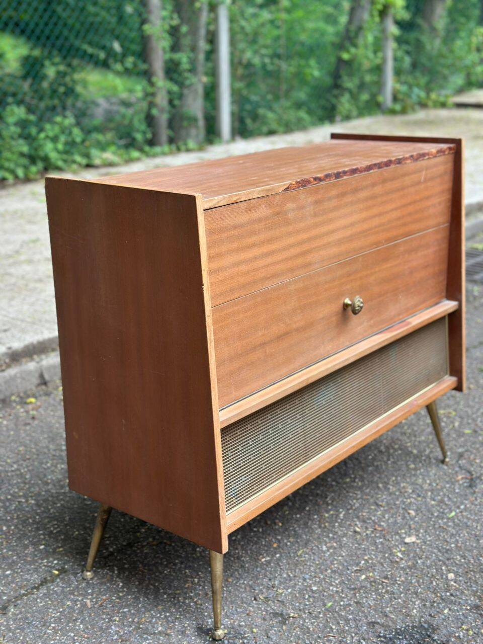 Commode, meuble radio de style scandinave en bois et laiton