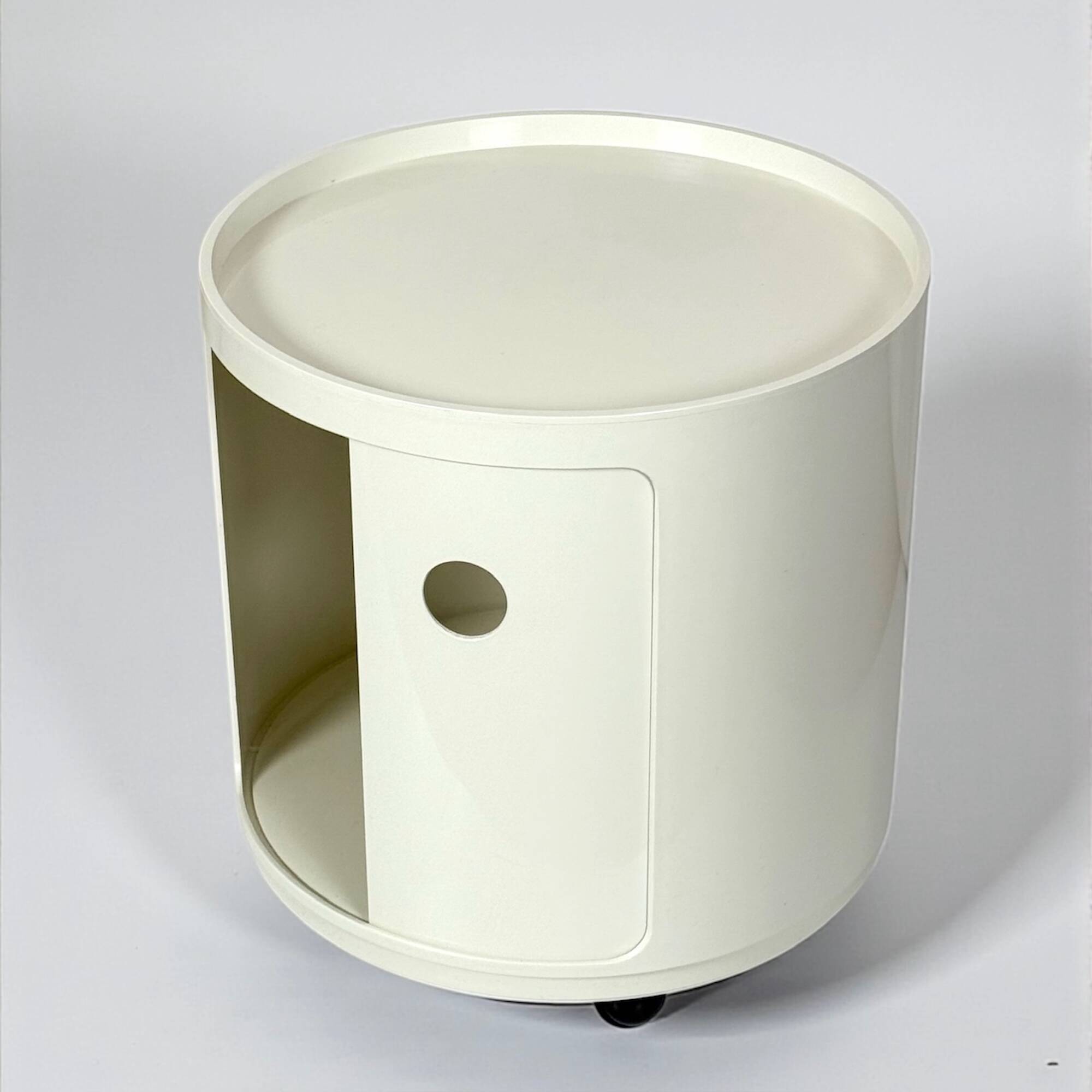 Paire de vélos Kartell Componibili des années 70 sur roulettes, coloris blanc cassé et corail.