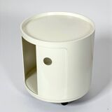 Paire de vélos Kartell Componibili des années 70 sur roulettes, coloris blanc cassé et corail.