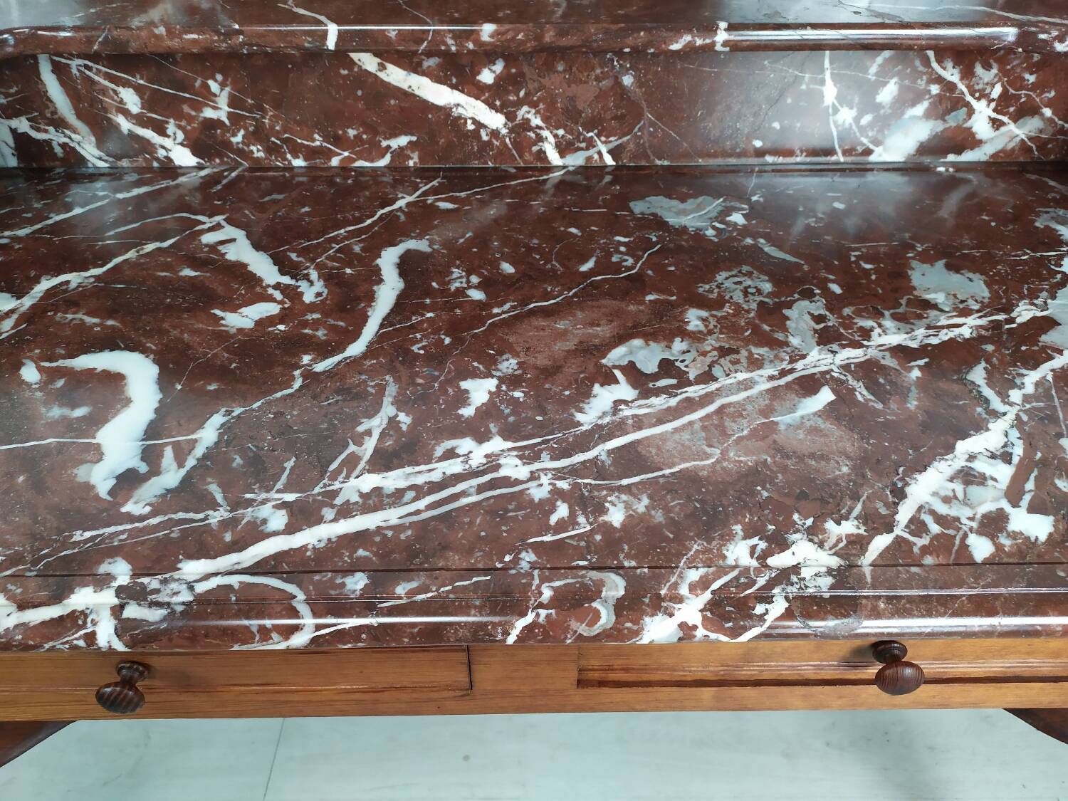 Burgundy marble dressing table