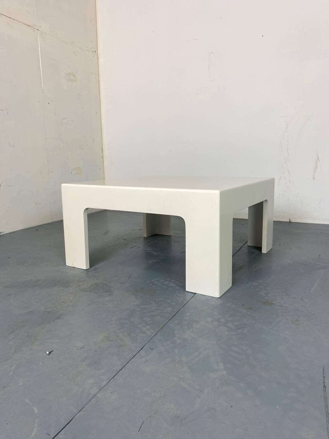 Table basse blanche Space Age des années 1970