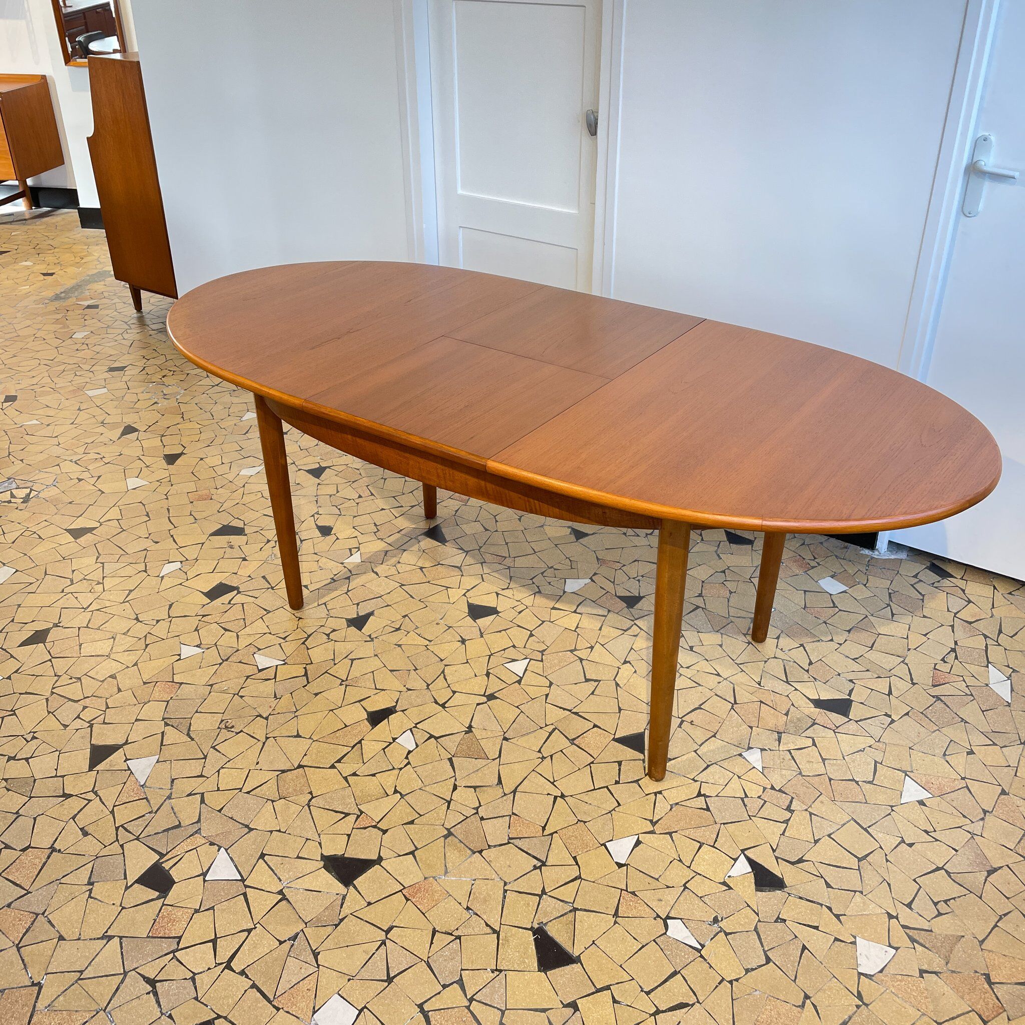 Oval table with butterfly extensions