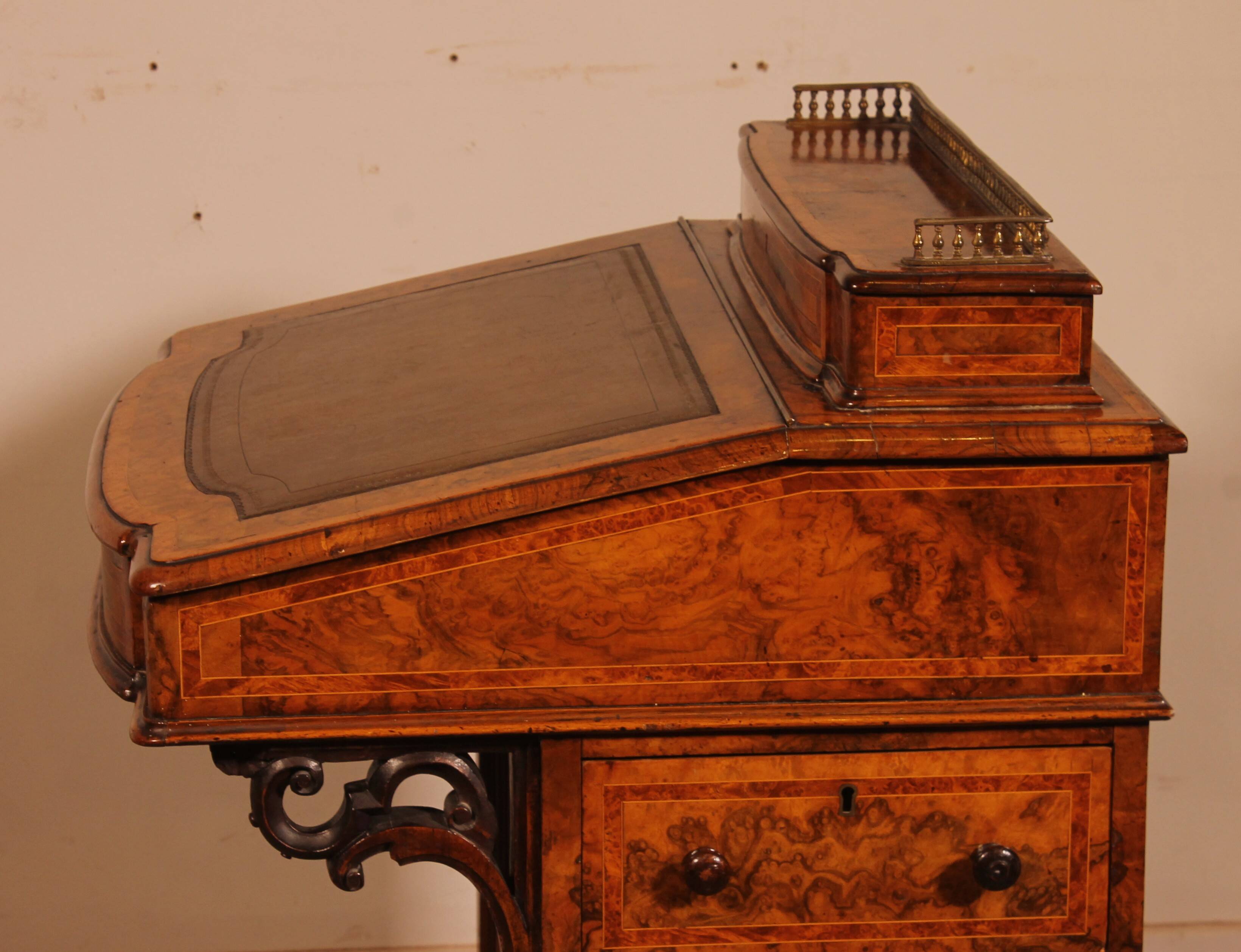Davenport desk in burr walnut and inlays from the first part of