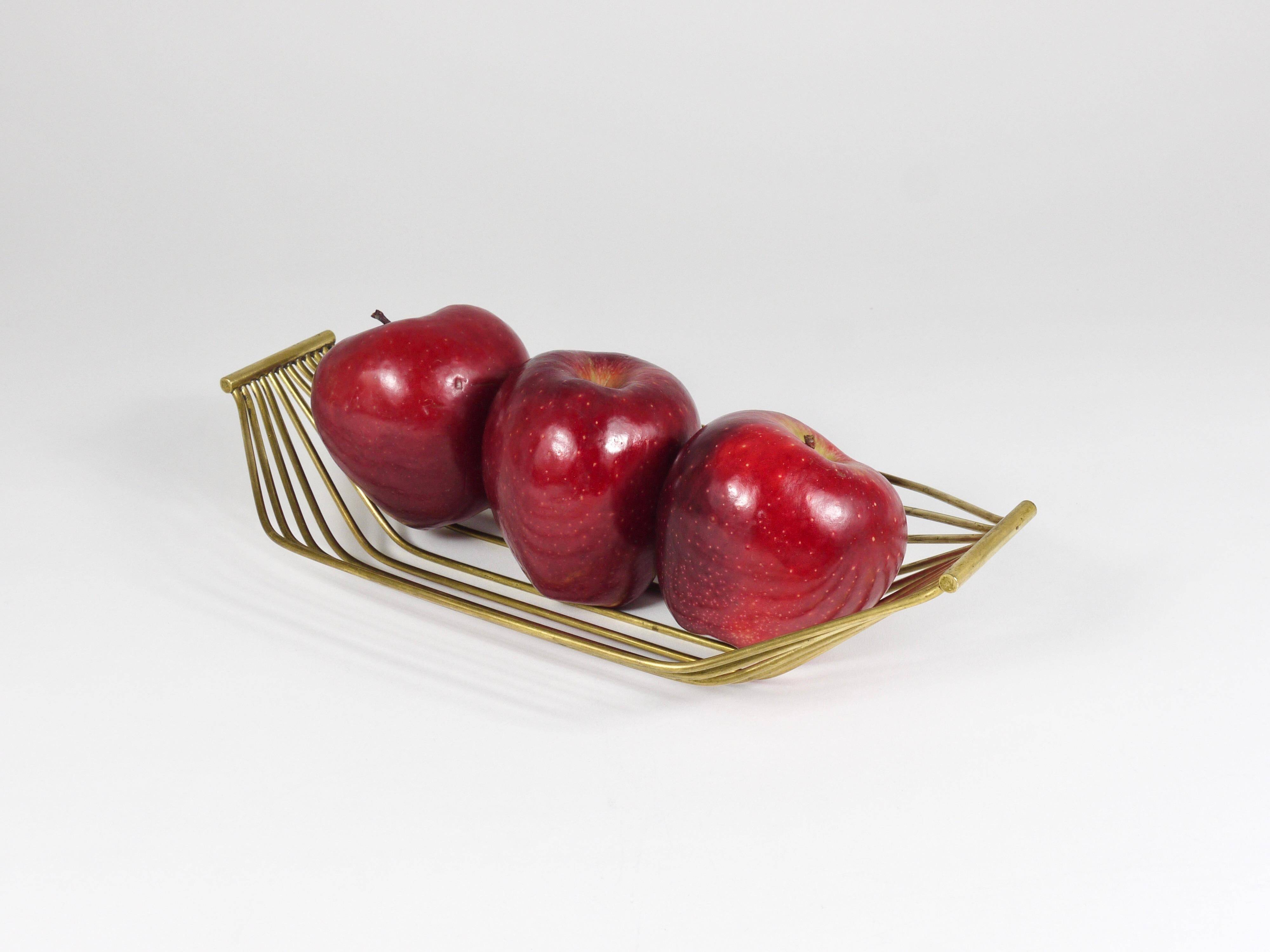 Grand panier à fruits en fil de laiton autrichien milieu du siècle, style Carl Aubock, 1950