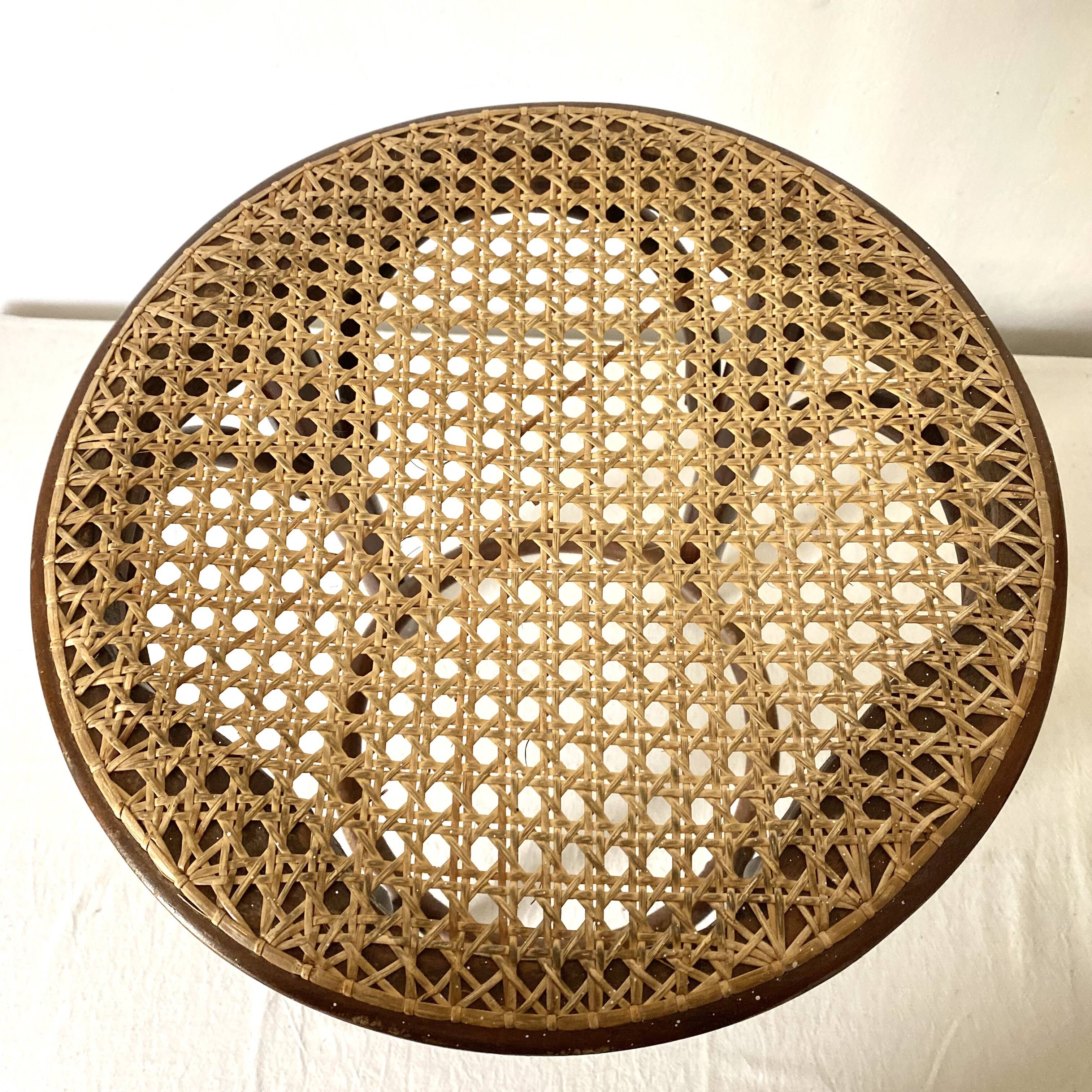 Tabouret en bois et cannage style bistrot
