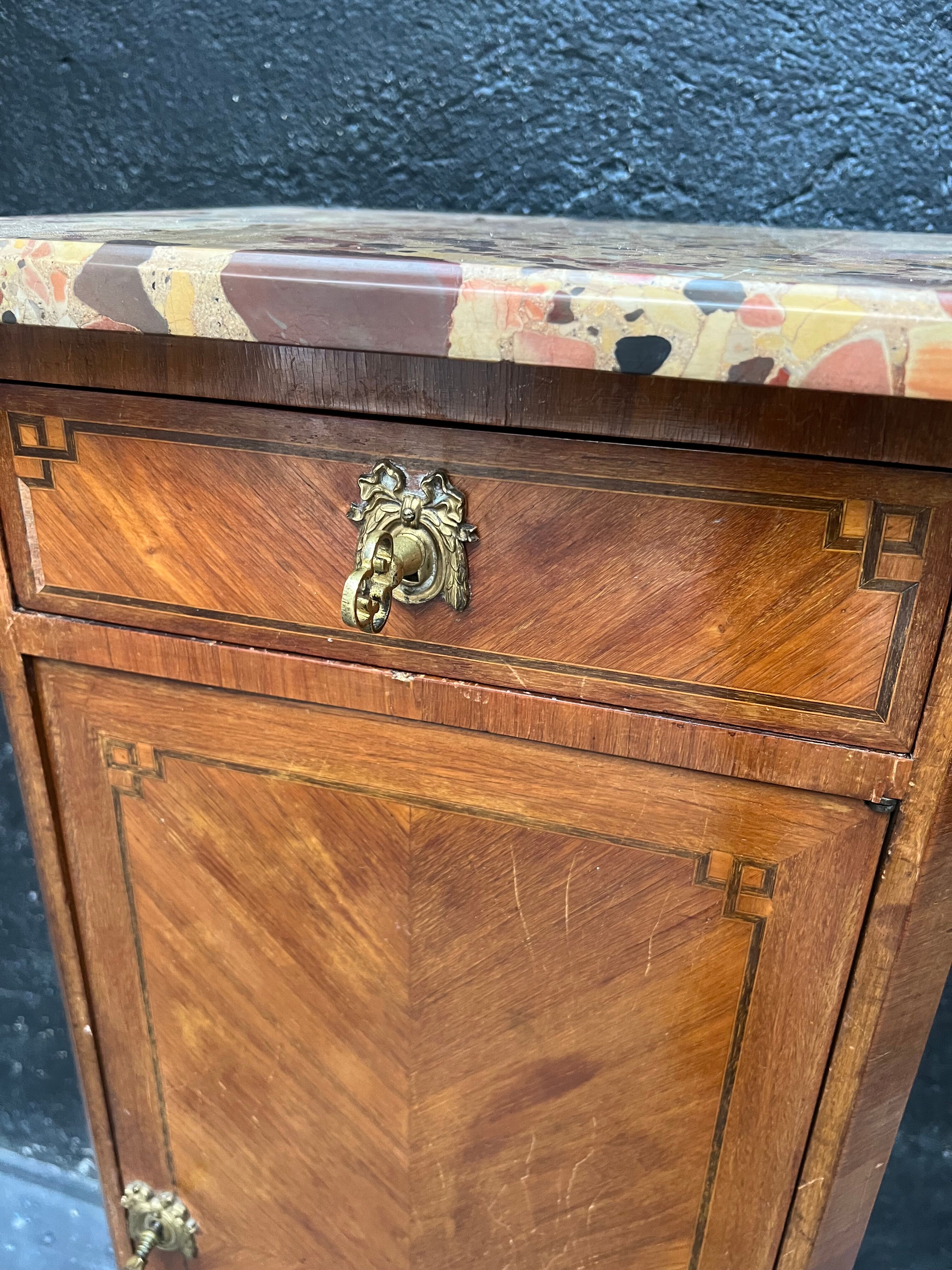 Small narrow transitional style furniture.