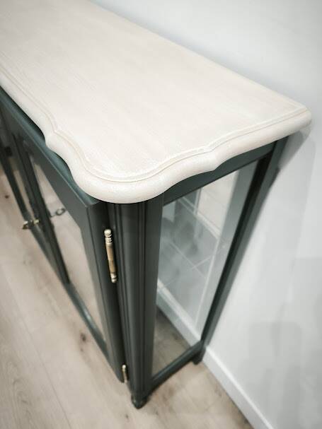 Low display cabinet in regence style