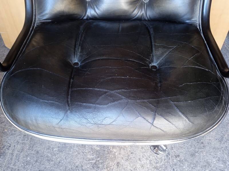 Fauteuil Charles Pollock cuir noir époque 1970