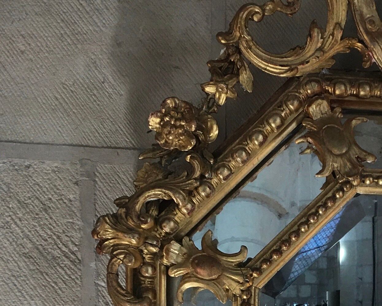 Miroir Napoléon III à parclose en bois doré et sculpté 106x150cm