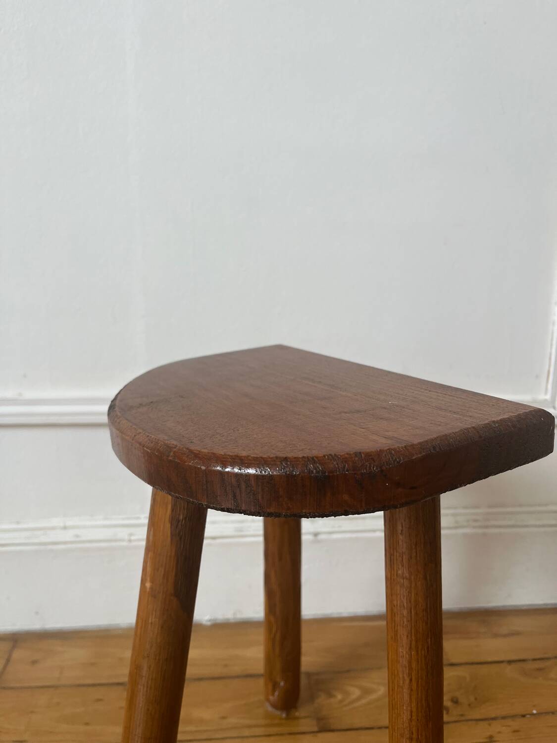Tabouret tripode demi-lune