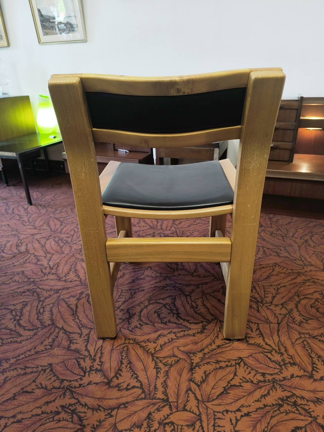 4 chairs in solid elm and leather from the Regain brand.