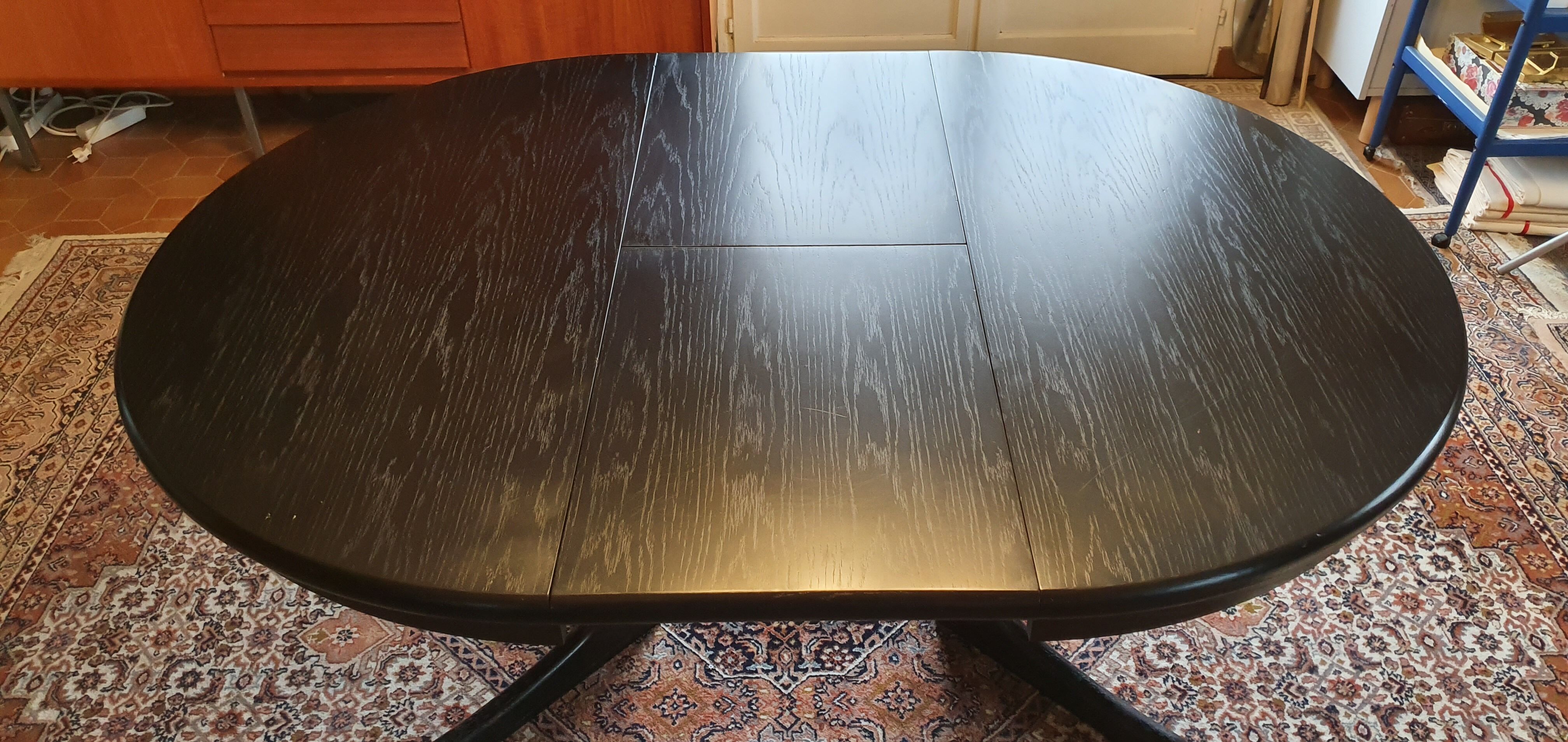 Baumann-type table with 4/8-person extensions.