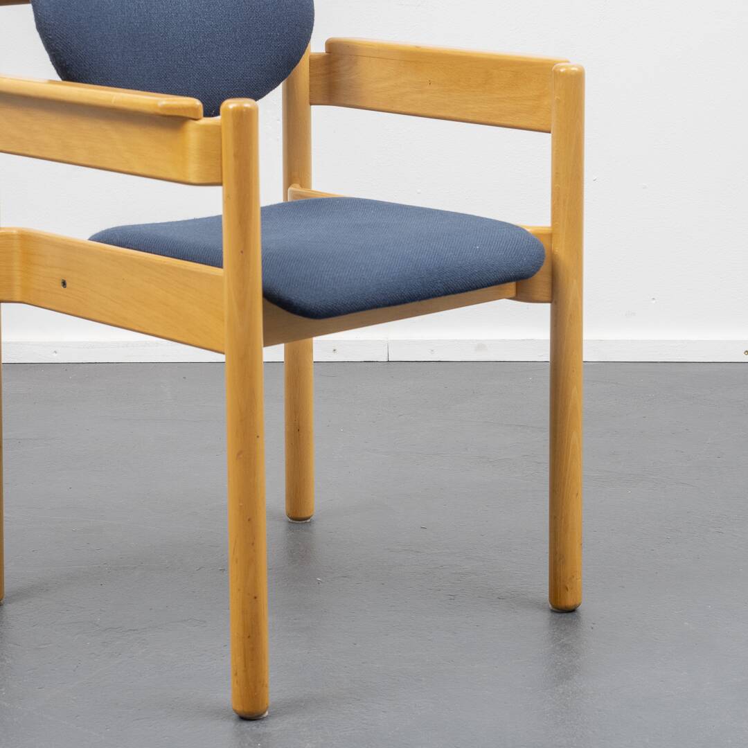 Une chaise avec accoudoirs Wilde & Spieth, bois massif année 80, 4 chaises disponibles