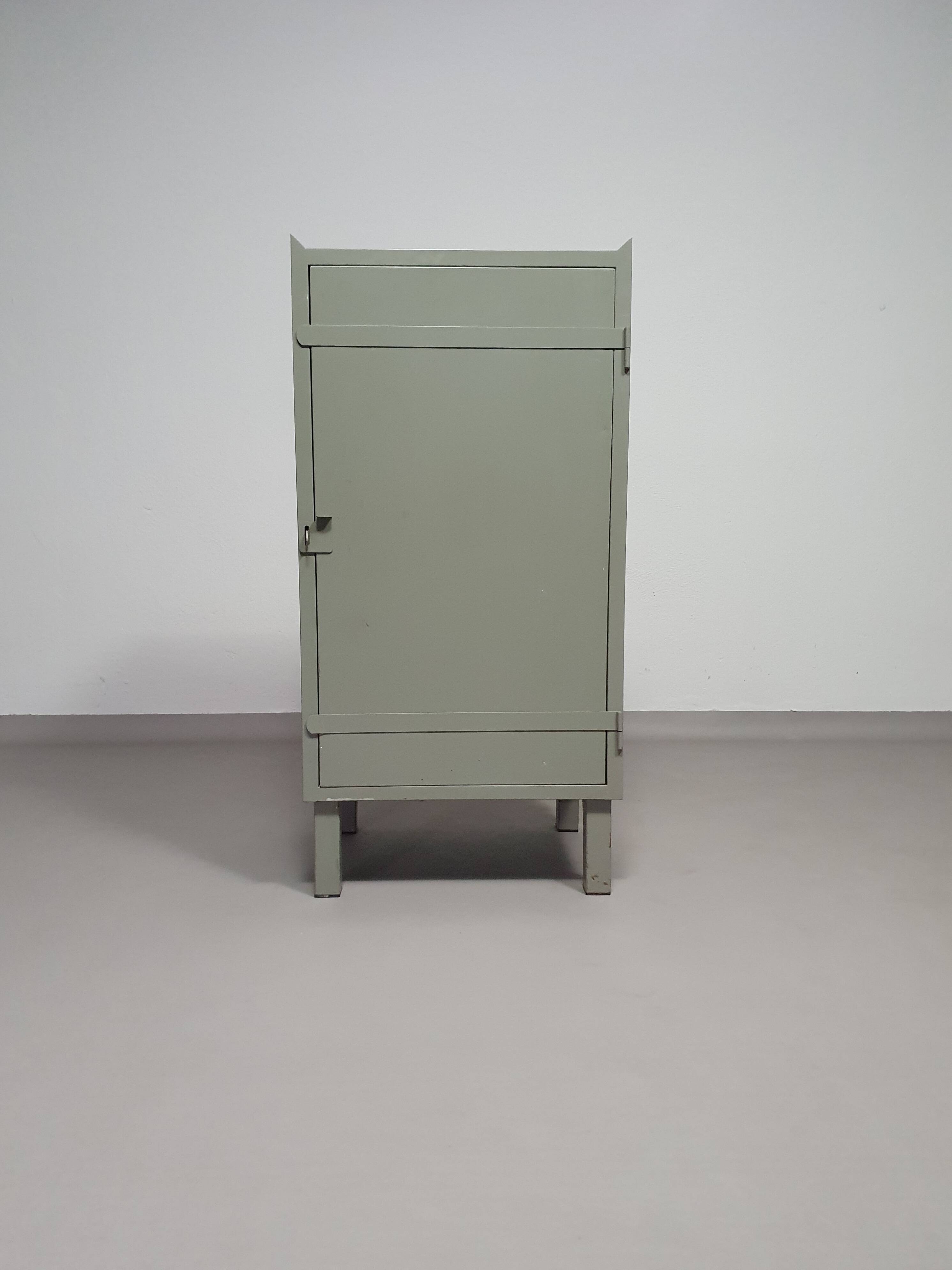 Casier en métal gris. Petit buffet industriel.