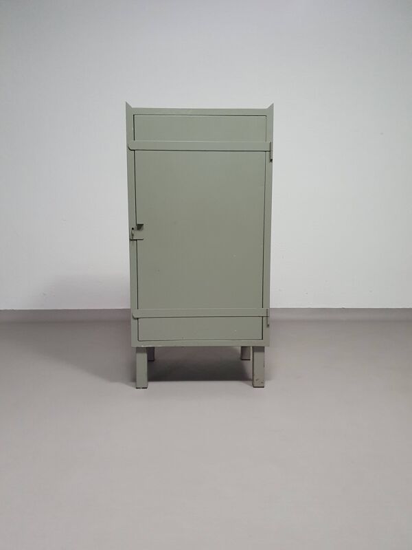 Casier en métal gris. Petit buffet industriel.
