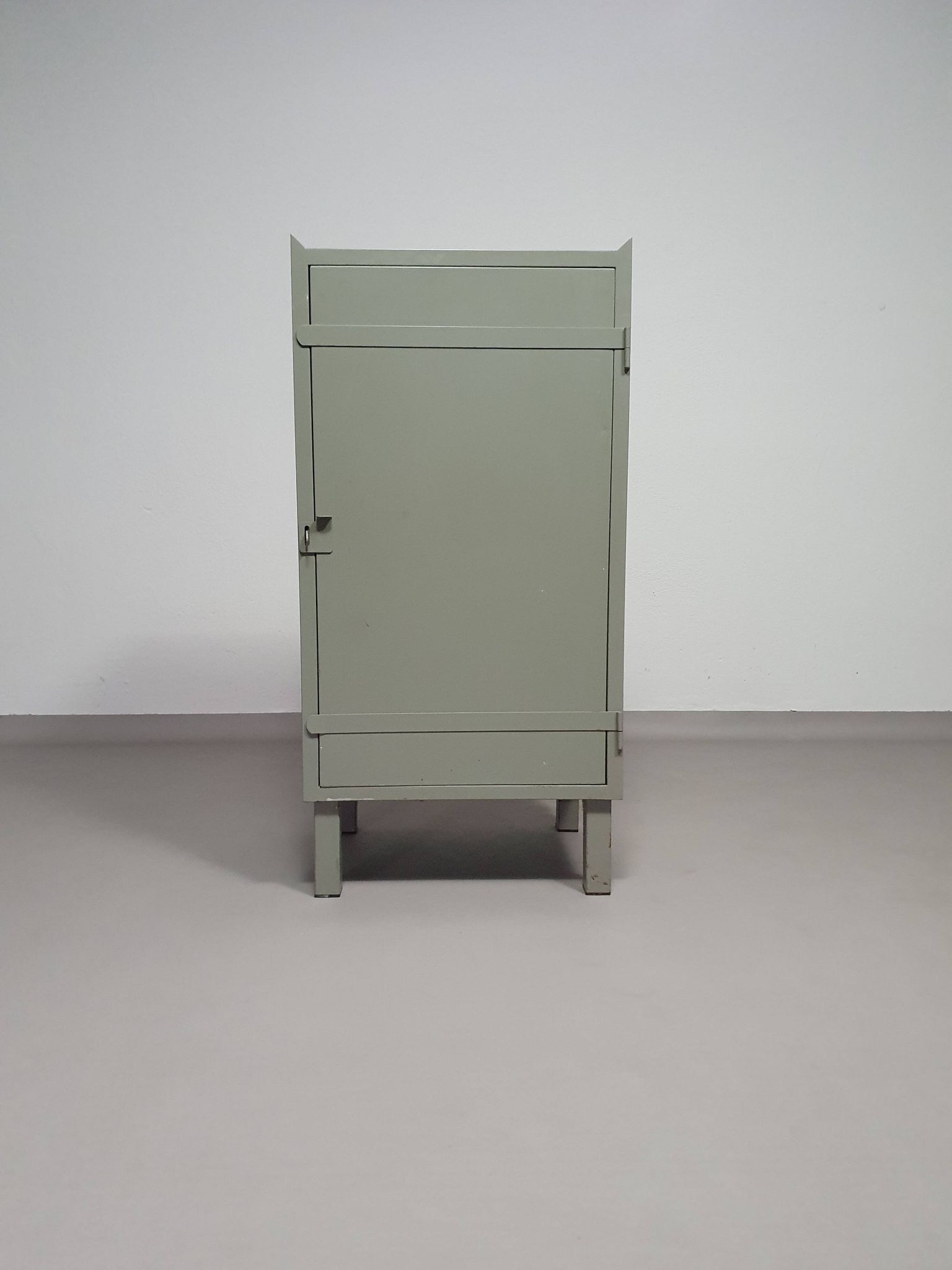 Casier en métal gris. Petit buffet industriel.
