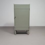 Casier en métal gris. Petit buffet industriel.