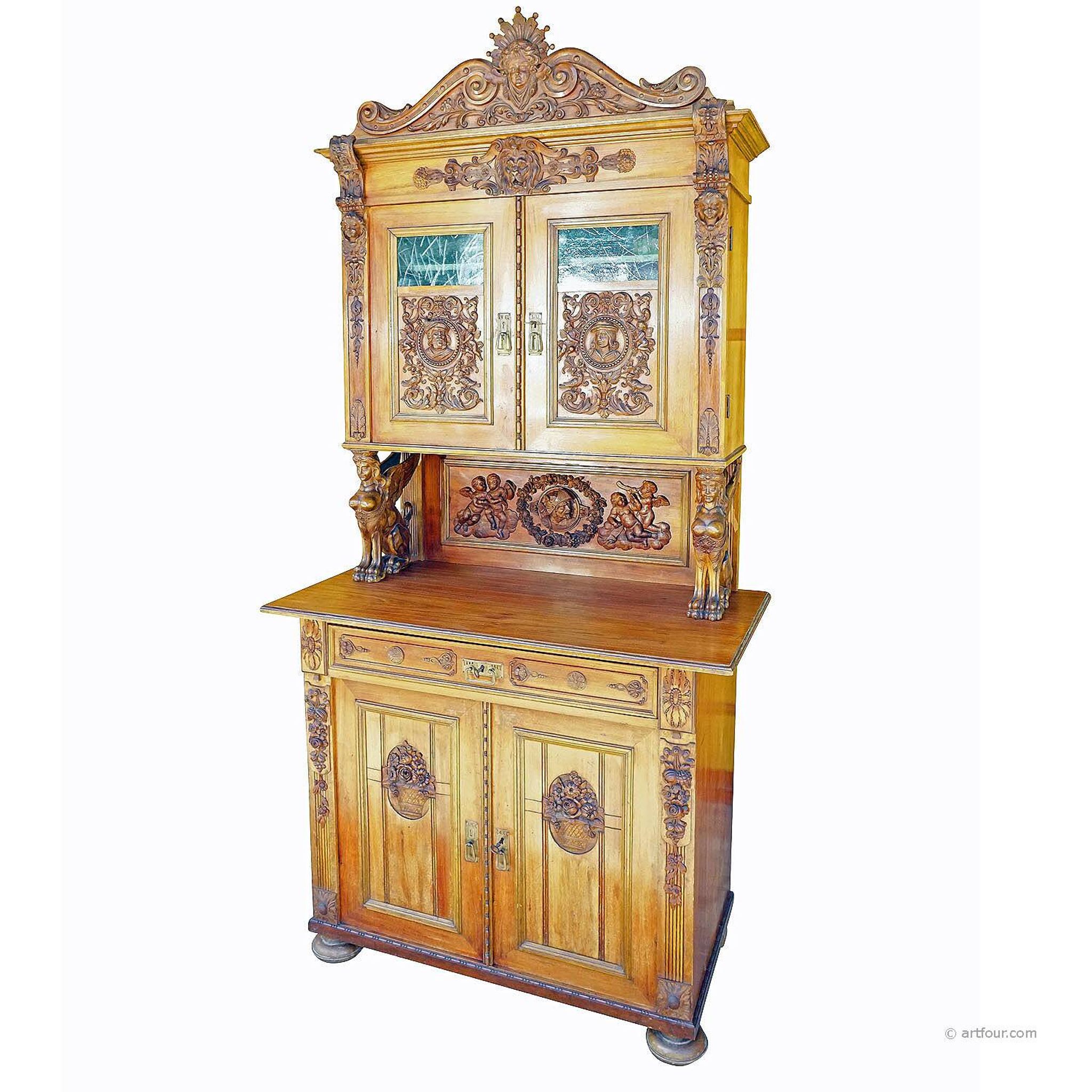 Buffet ancien en bois sculpté avec plusieurs sculptures