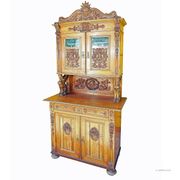 Buffet ancien en bois sculpté avec plusieurs sculptures
