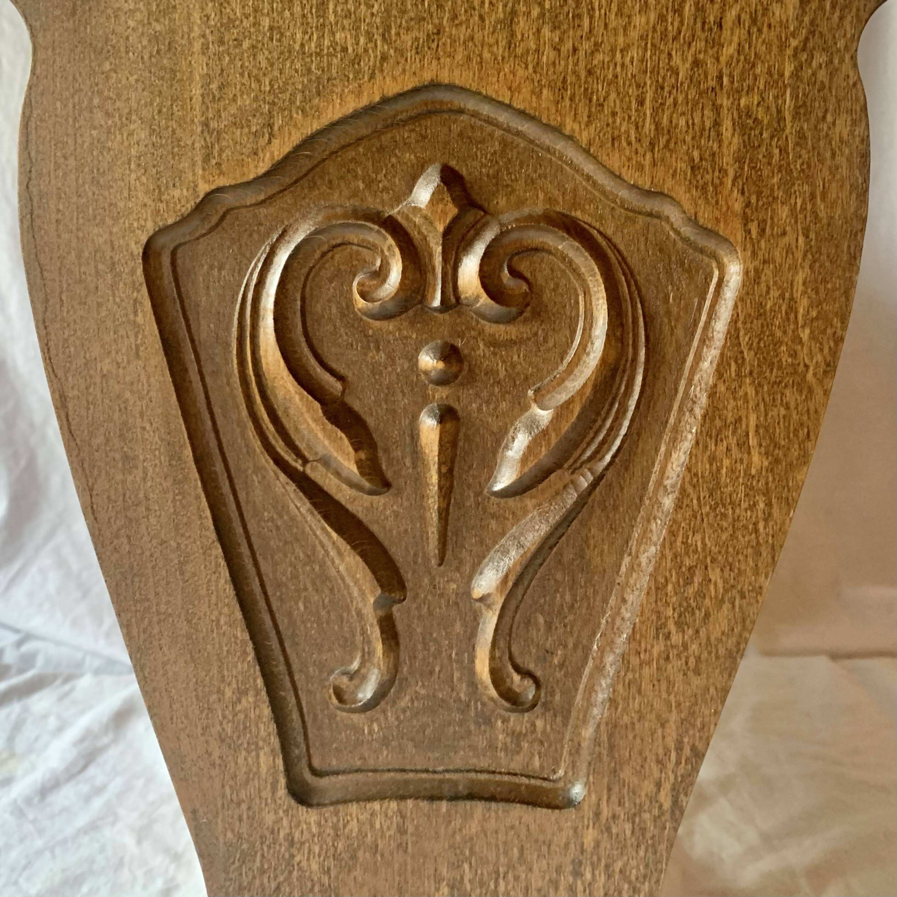 Porte-revue vintage en bois sculpté