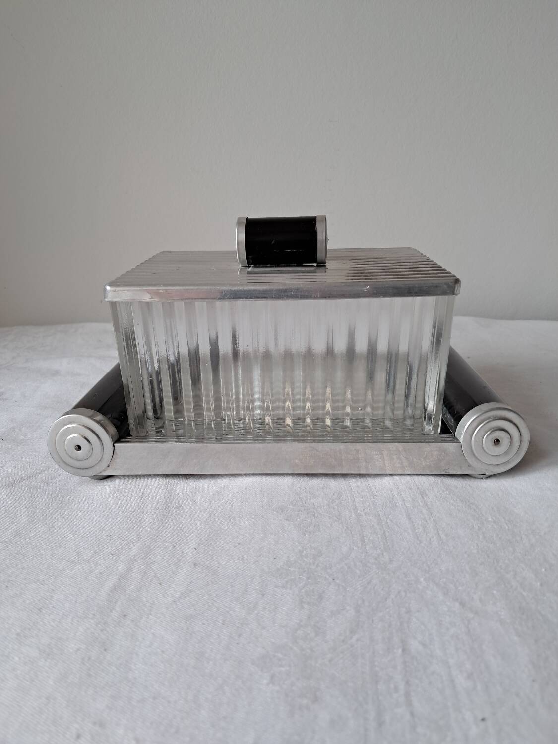 Biscuit tin on its mirrored tray, 1920