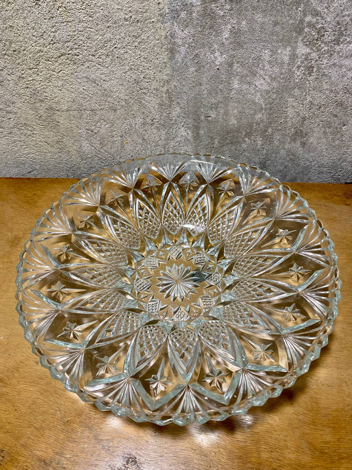 Large presentation bowl in chiseled glass