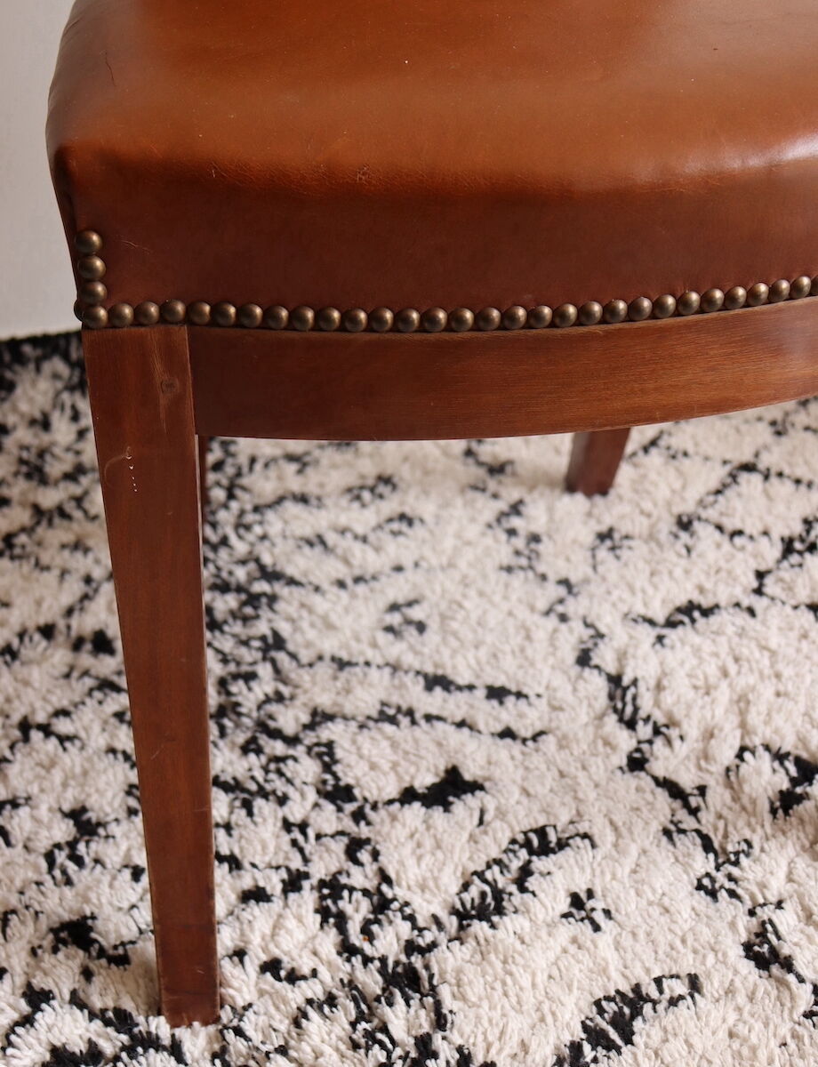 Chaise en acajou et cuir de style Consulat-Empire