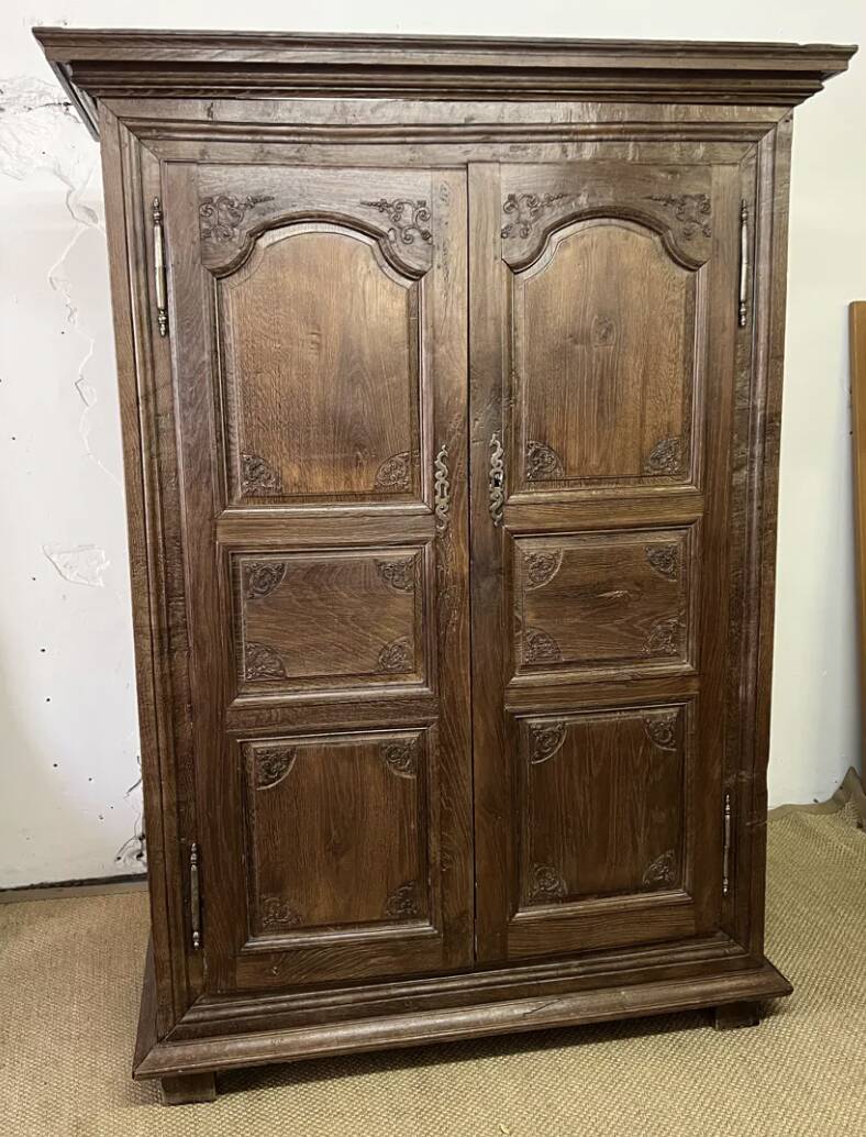 Louis XV carved wooden wardrobe from the 18th century