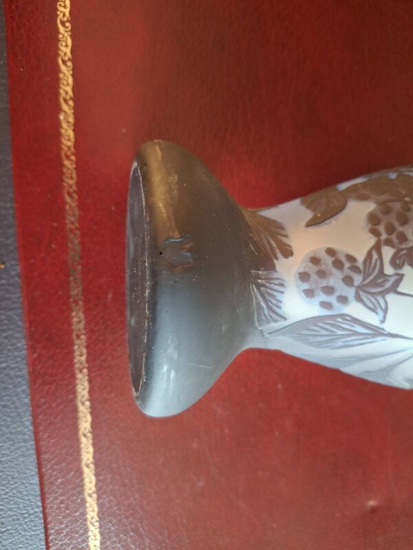 Vase en verre multicouches dégagé à l'acide, signé, hauteur 25,2 cm