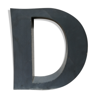 Lettre D ancienne en relief et en zinc