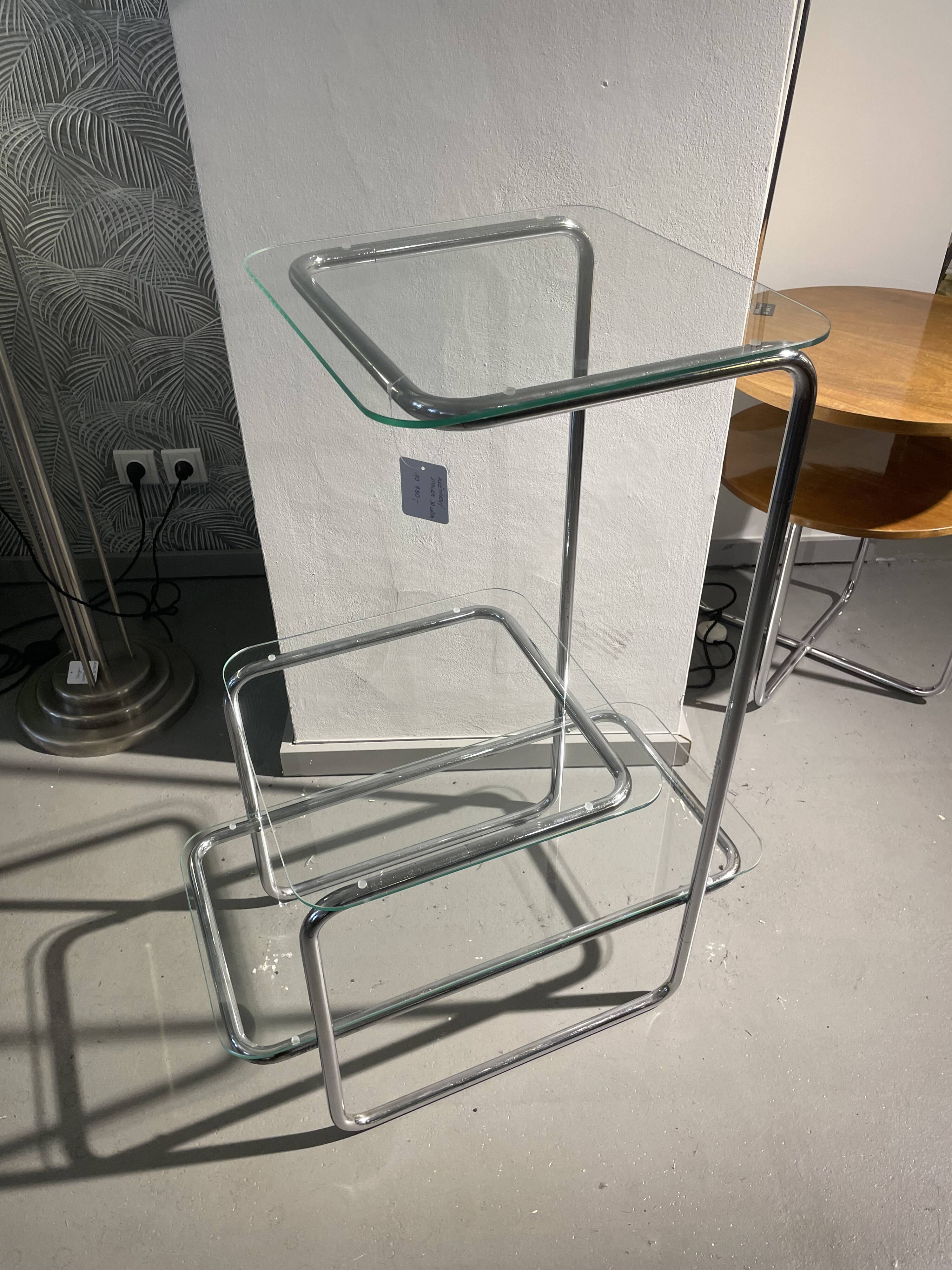 Table fleurie avec étagères en verre transparent