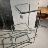 Table fleurie avec étagères en verre transparent
