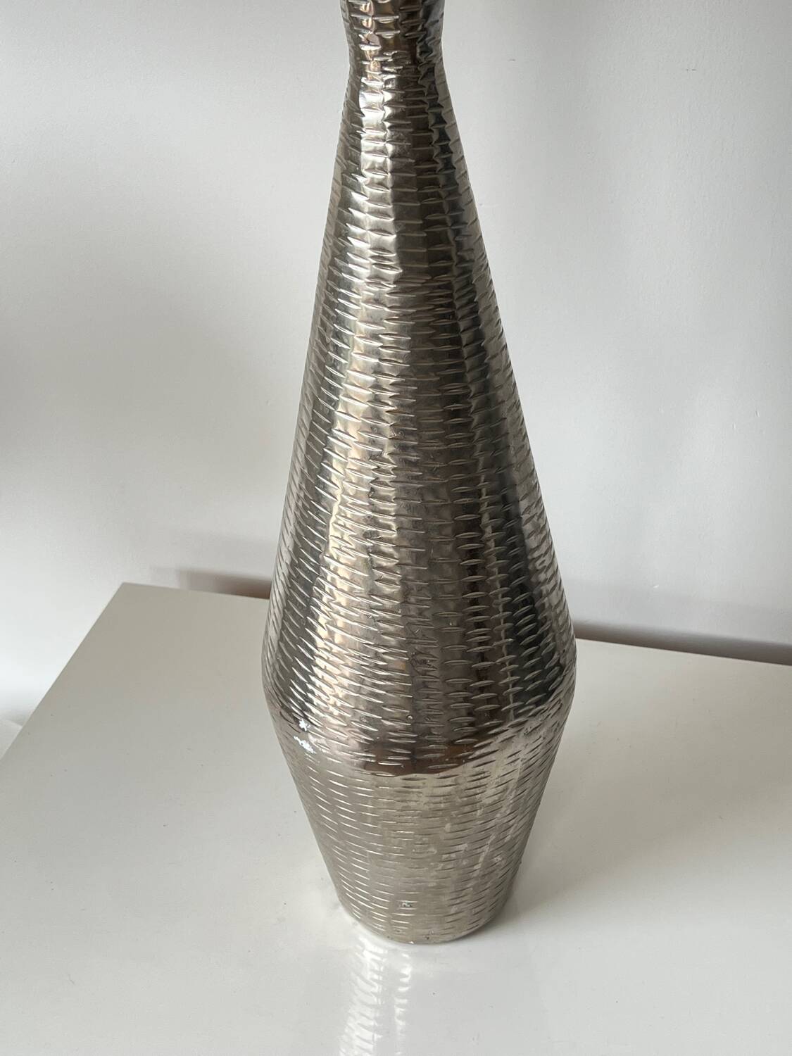 Vase losange en métal griffé argenté
