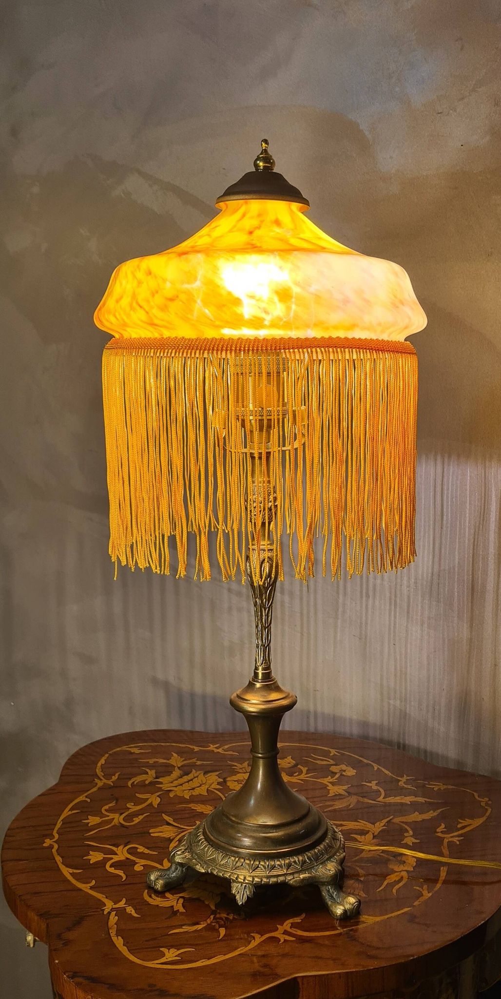 Antique bronze lamp with a marbled yellow glass paste shade, 52x21 cm. Inter a l