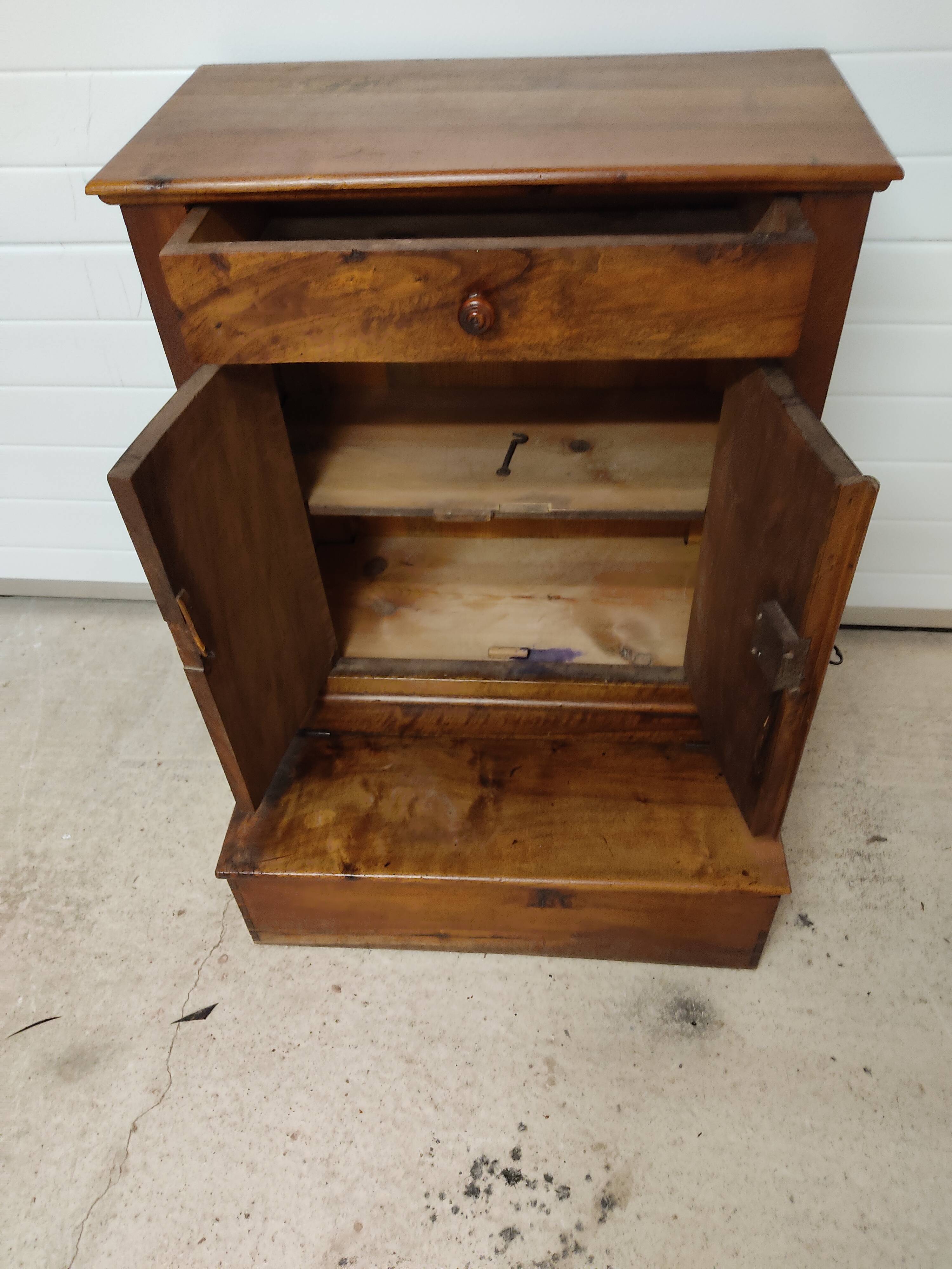 Furniture pray god in walnut 19 ieme