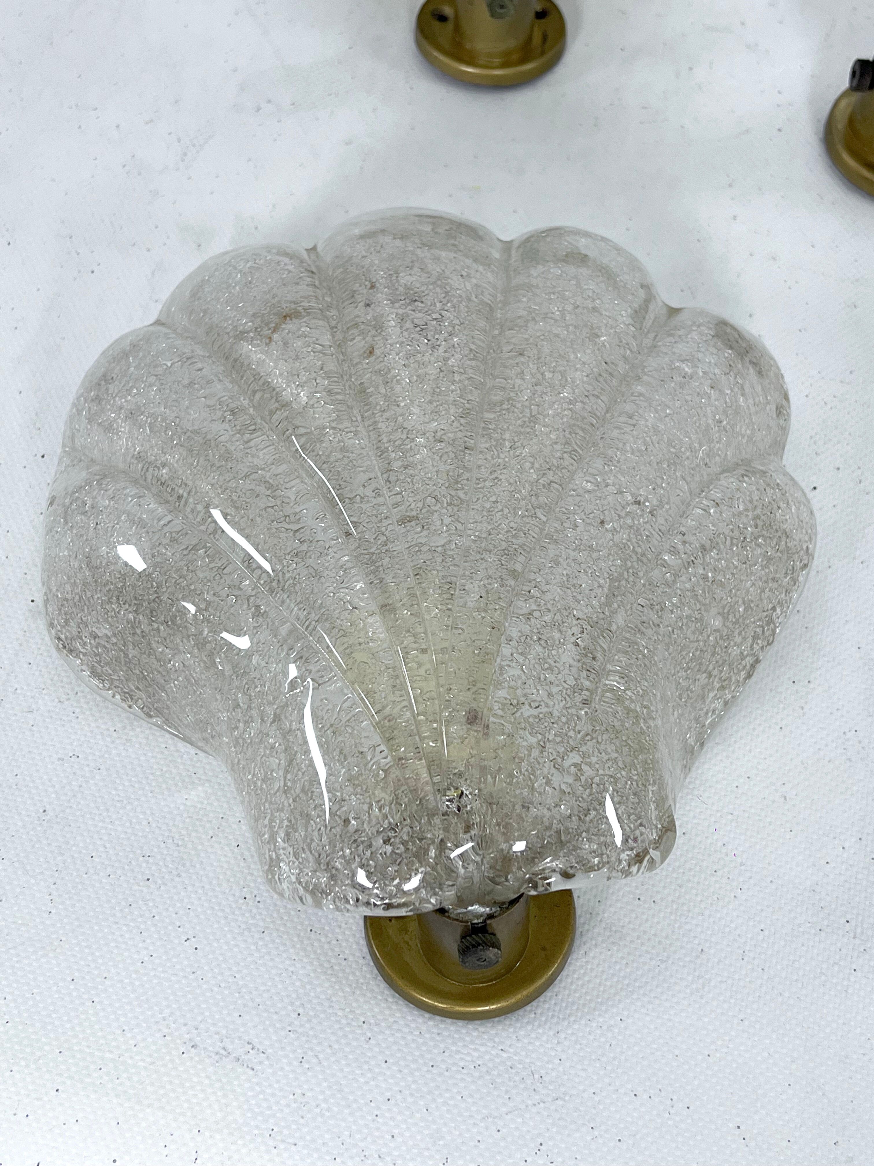 Ensemble de quatre appliques coquillages en verre de Murano et laiton, Italie des années 1970