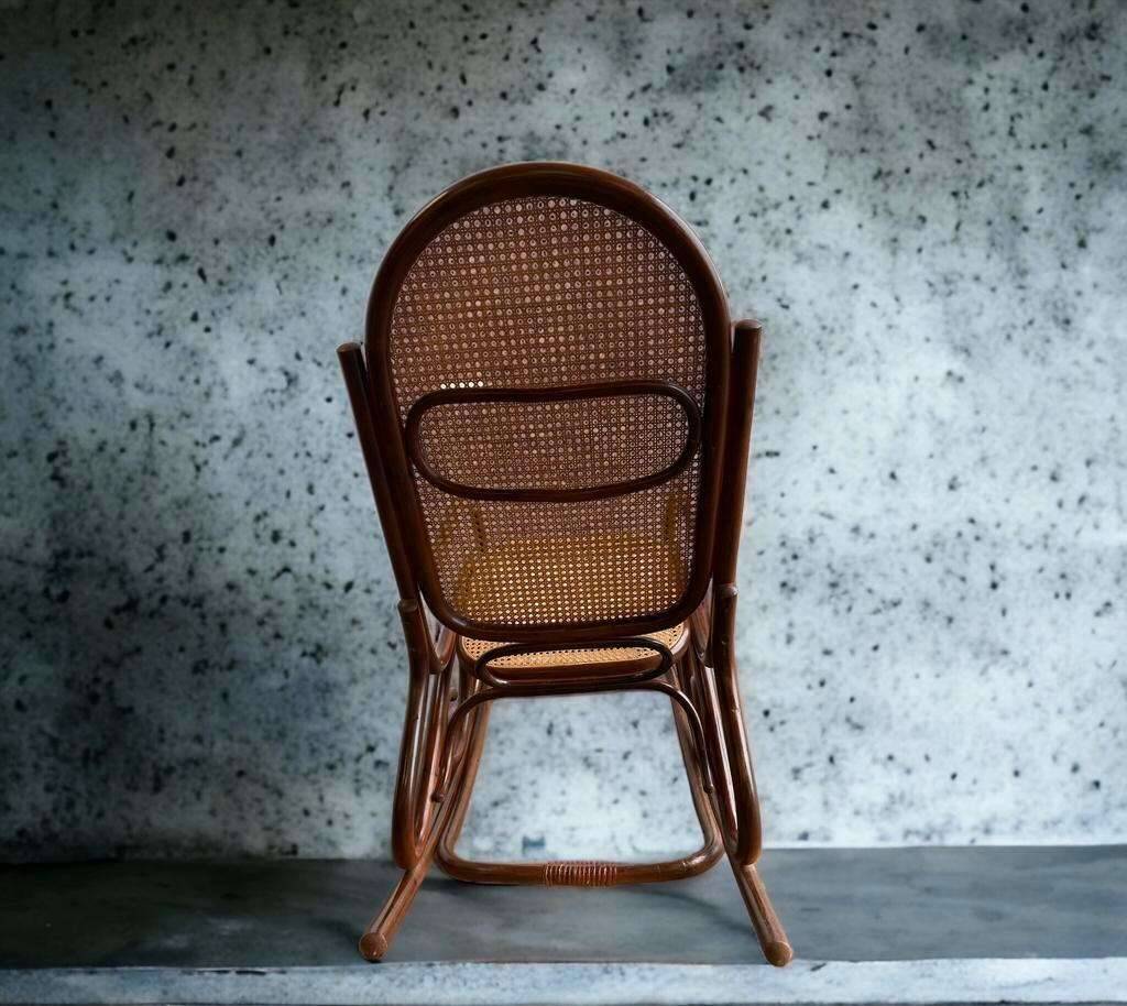 Fauteuil à bascule vintage en rotin