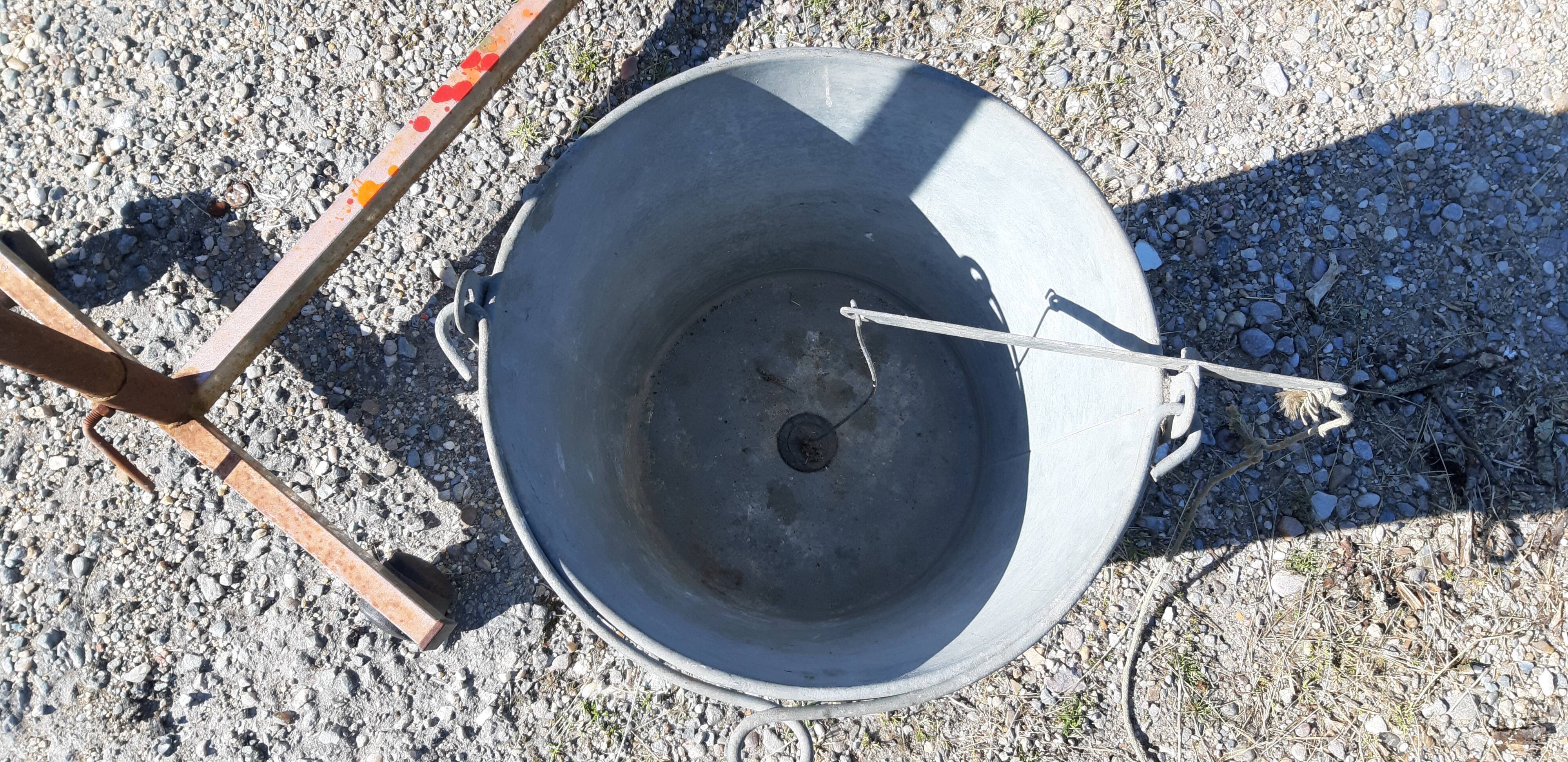 Galvanized aluminum shower seal