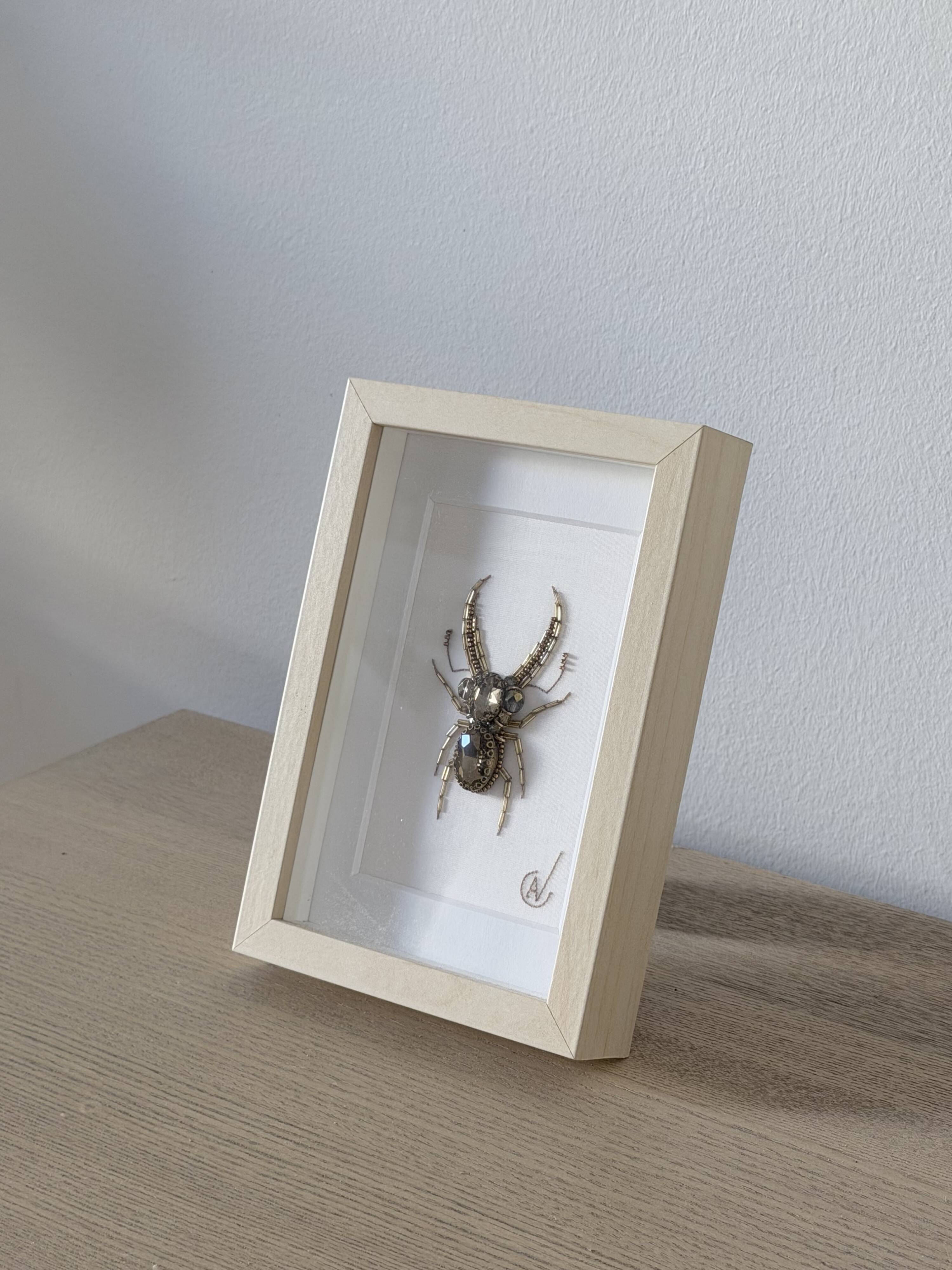 Tableau insecte brodé à la main (pièce unique)