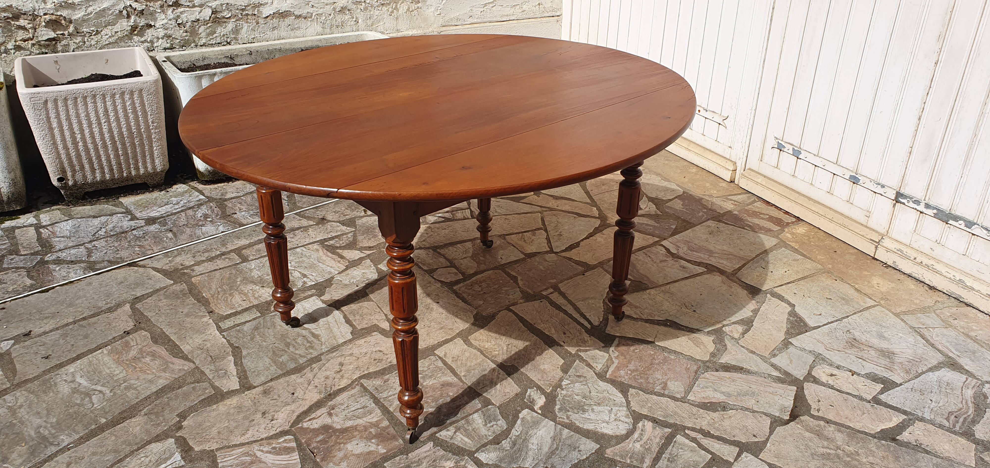 Round oval table with solid cherry leaves, 19th century