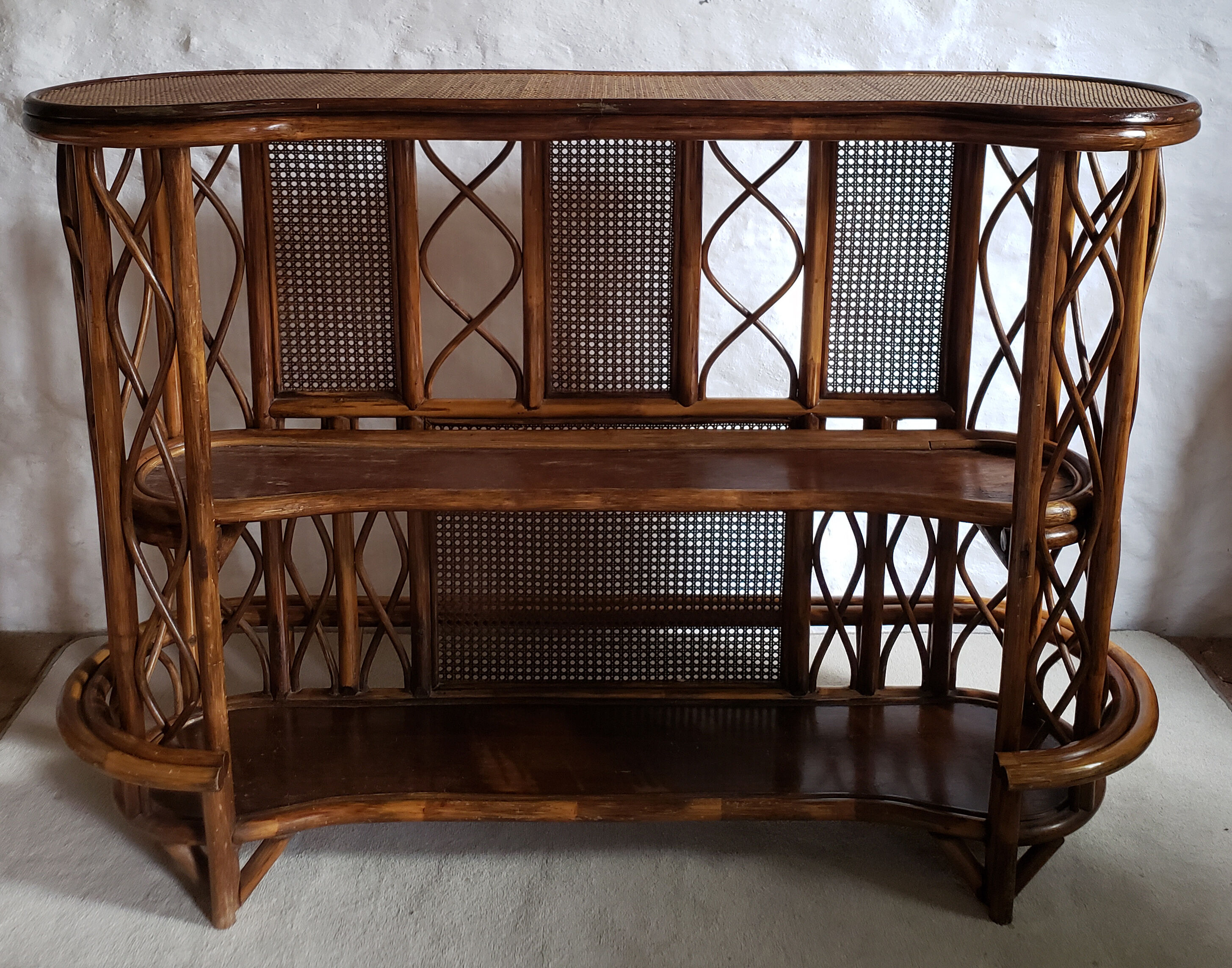 Bamboo bar and its 2 stools