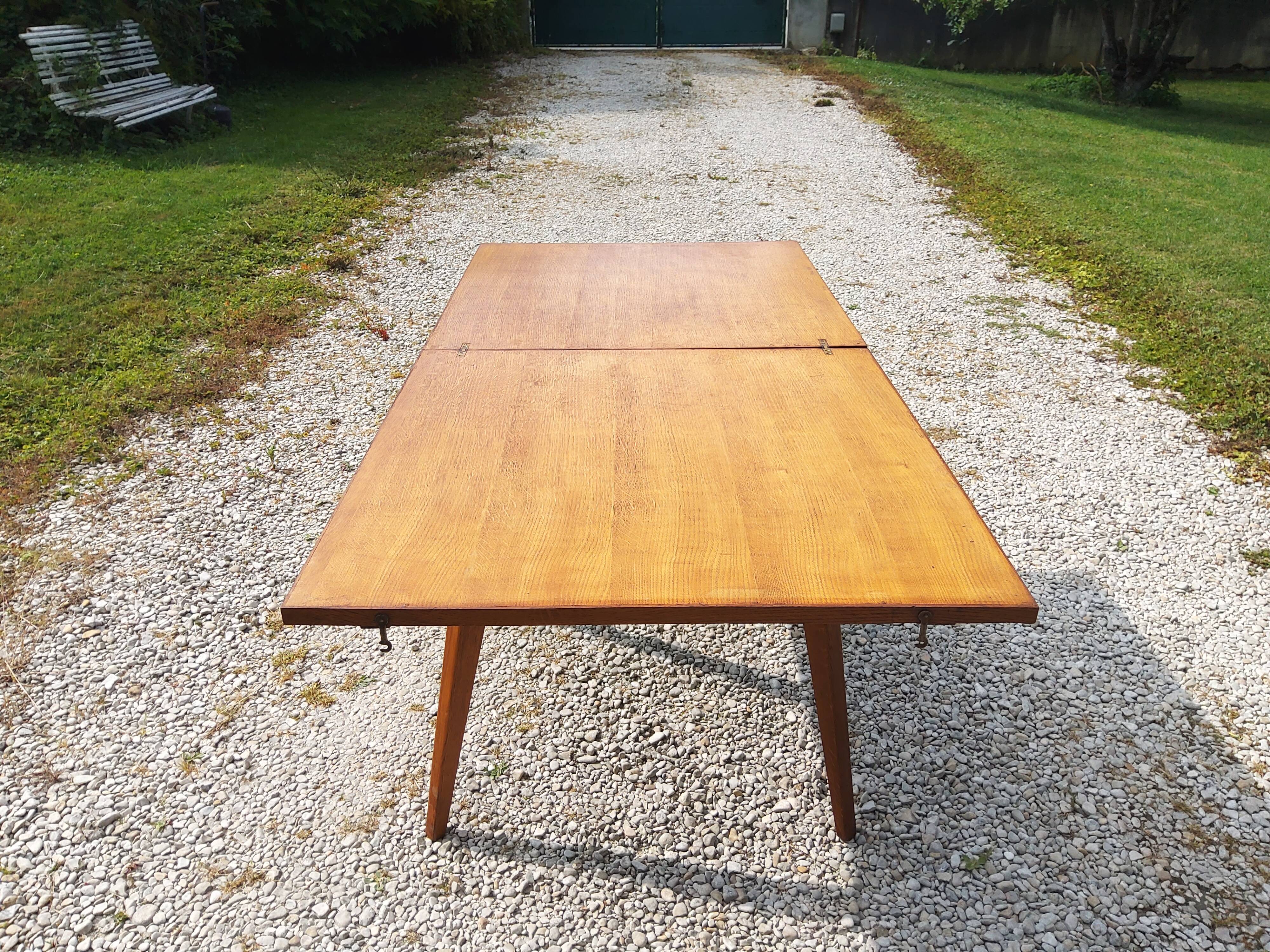 Extendable table with compass legs