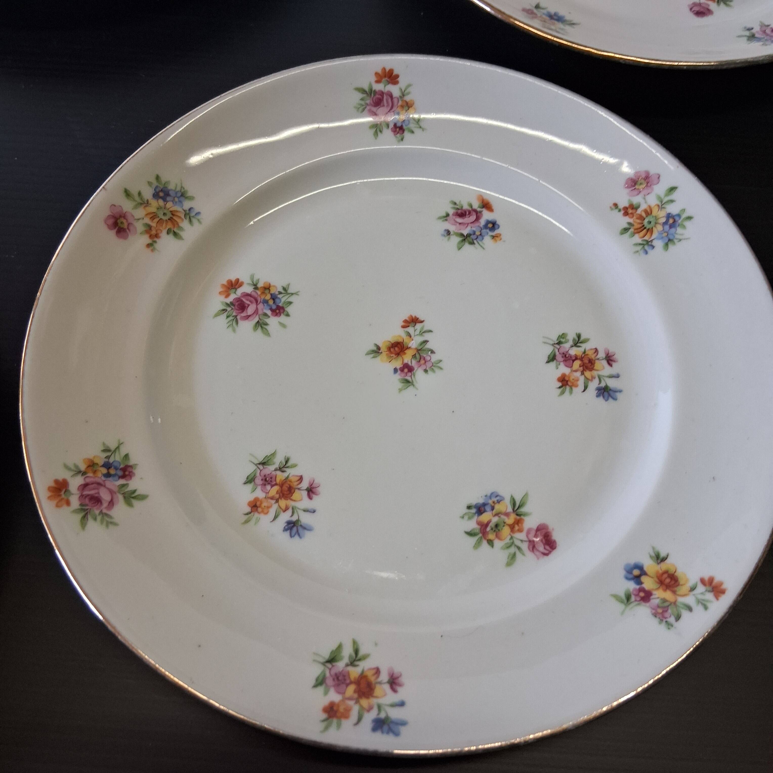 6 dessert plates in French porcelain in good condition.