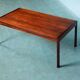 Table basse scandinave vintage rénovée, table moderne du milieu du siècle.