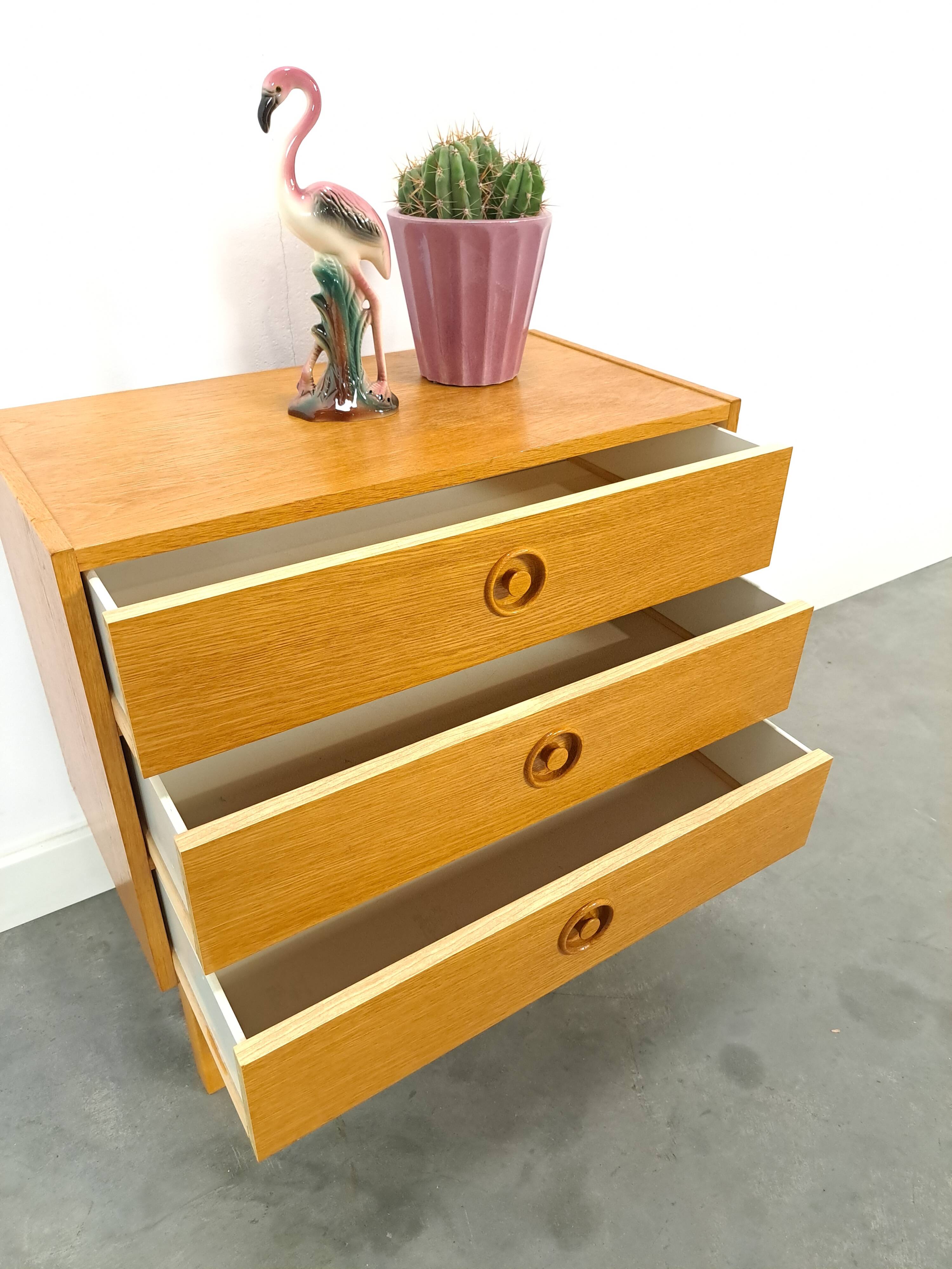 Commode en placage avec poignées rondes de Suède