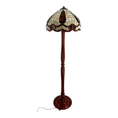 Lampadaire Art Déco en noyer sculpté, abat-jour en vitrail, France, c. 1920