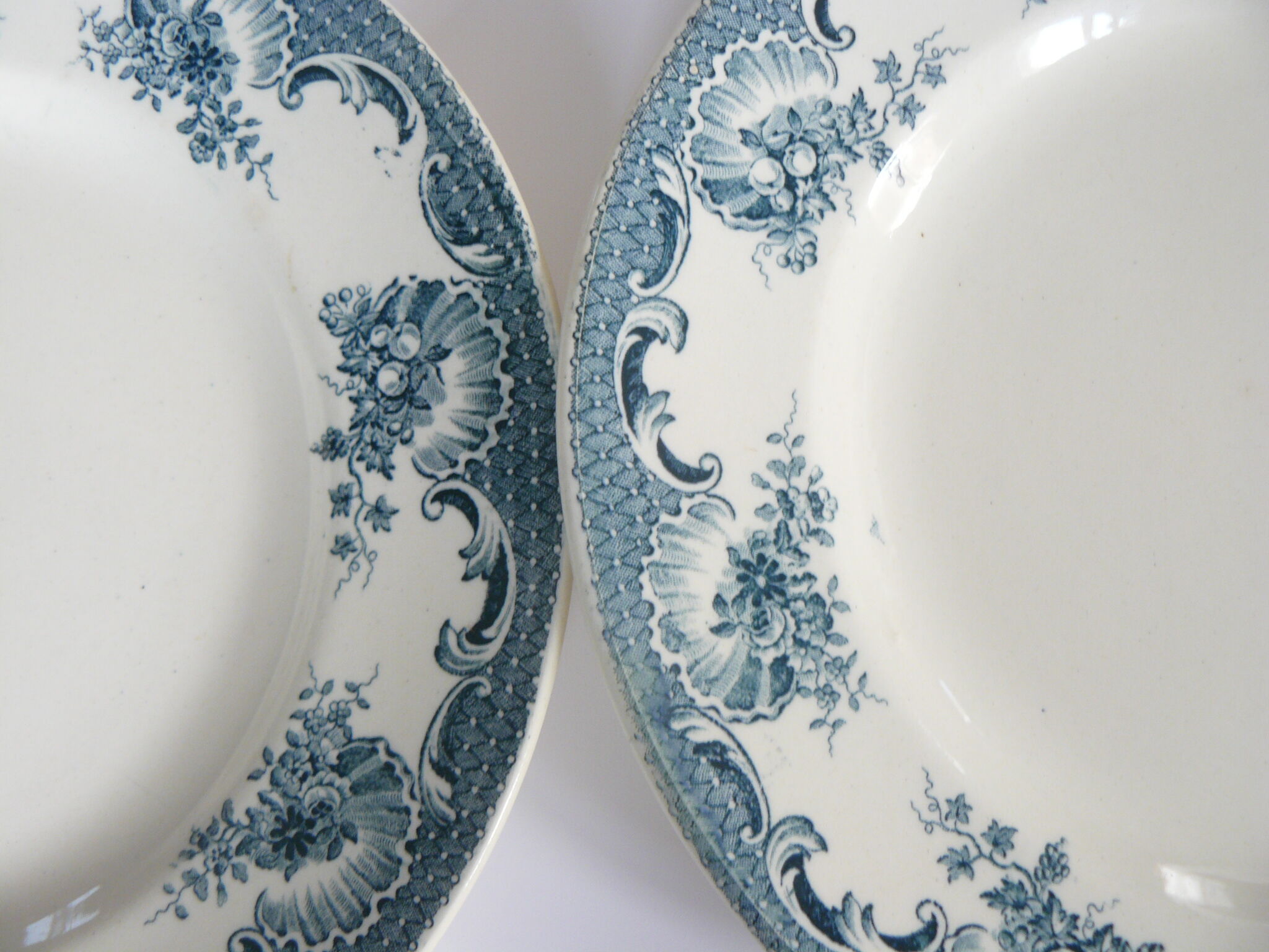 Lot of 4 flat plates, iron earth, St Amand, model "La Vallière"