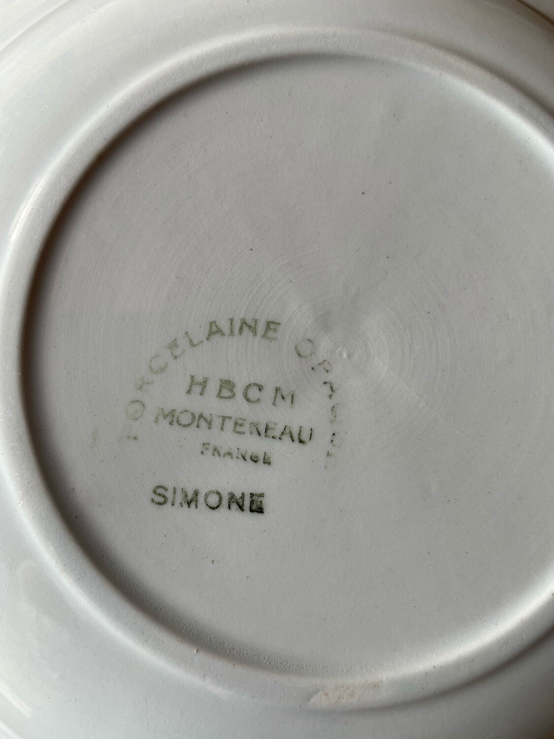 Mismatched plates l'Amandinoise