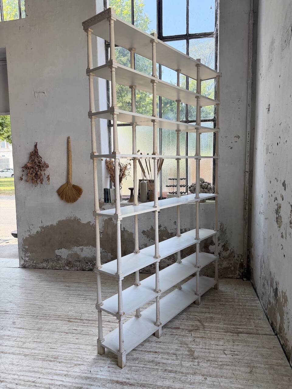Bibliothèque, étagère XL Napoléon en bois patiné blanc