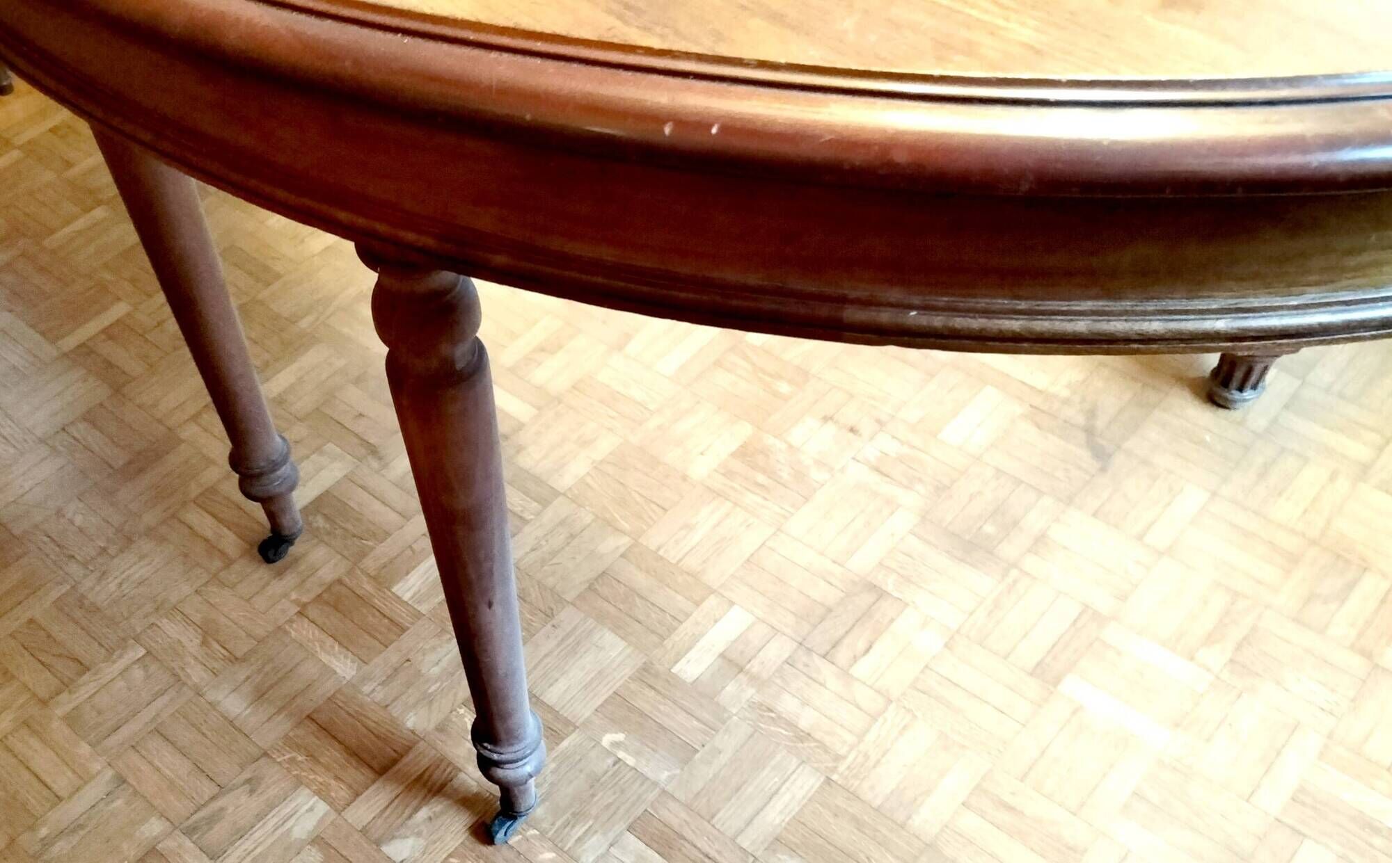 Oval centre table in solid mahogany from the Directoire, Empire period.